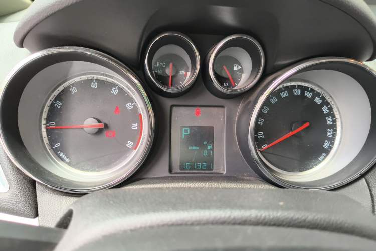 Used Buick Encore 2013 1.4T Automatic Two-Wheel Drive Elite Model Odometer Close Up