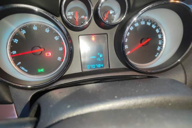 Used Buick Encore 2013 1.4T Automatic Two-Wheel Drive Leading Model Odometer Close Up