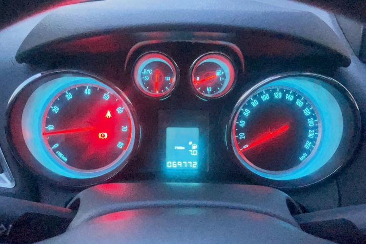 Used Buick Encore 2013 1.4T Manual Two-Wheel Drive Entry Model Odometer Close Up