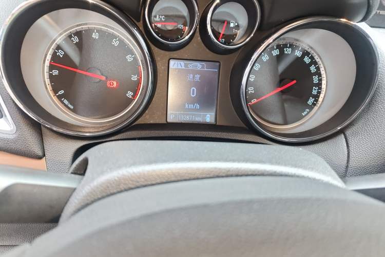 Used Buick Encore 2013 1.4T Automatic All-Wheel Drive Flagship Edition Odometer Close Up