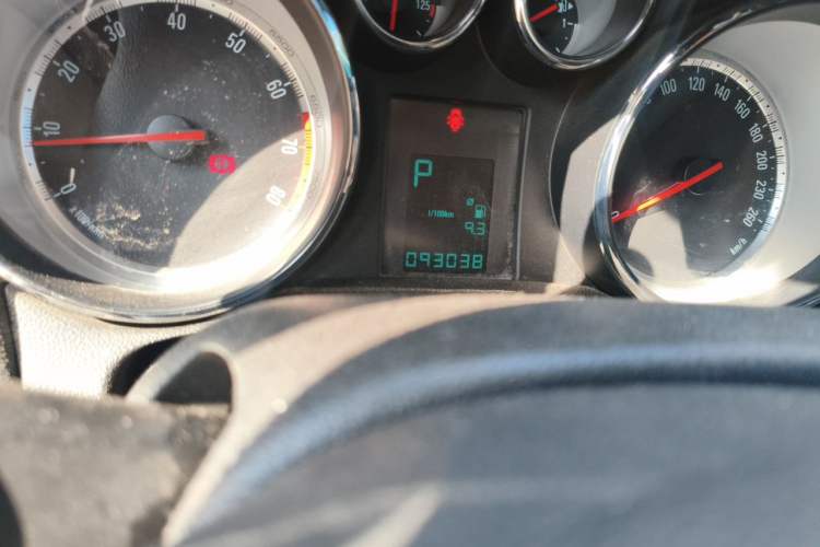 Used Buick Encore 2013 1.4T Automatic Two-Wheel Drive Elite Model Odometer Close Up