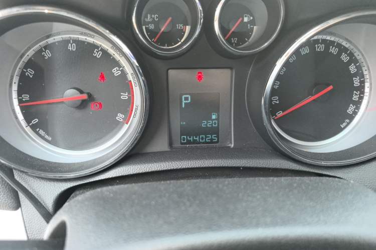 Used Buick Encore 2013 1.4T Automatic Two-Wheel Drive Elite Model Odometer Close Up