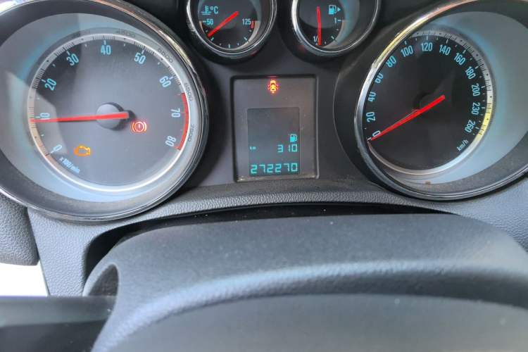Used Buick Encore 2013 1.4T Manual Two-Wheel Drive Entry Model Odometer Close Up
