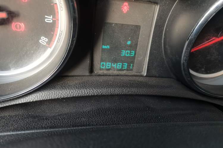 Used Buick Encore 2013 1.4T Manual Two-Wheel Drive Entry Model Odometer Close Up