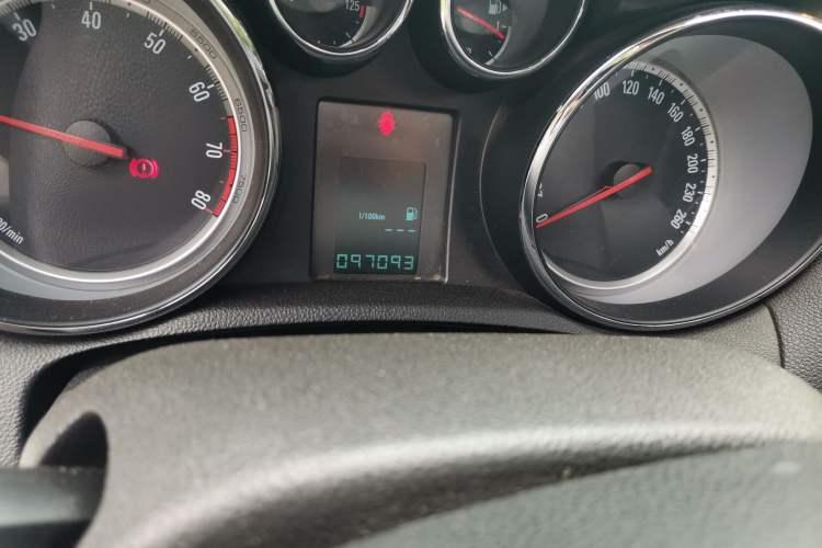 Used Buick Encore 2013 1.4T Manual Two-Wheel Drive Entry Model Odometer Close Up