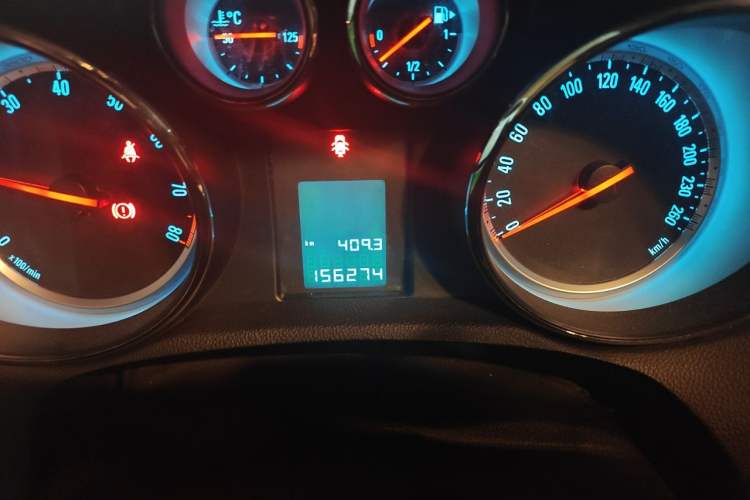 Used Buick Encore 2013 1.4T Manual Two-Wheel Drive Entry Model Odometer Close Up