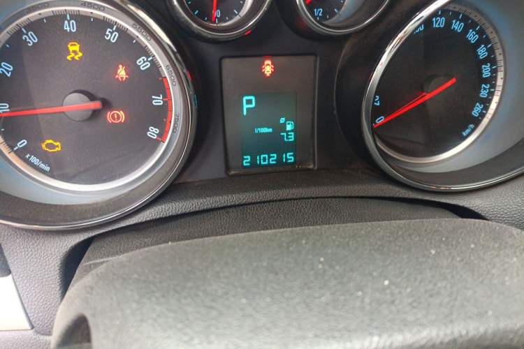 Used Buick Encore 2013 1.4T Automatic Two-Wheel Drive Elite Model Odometer Close Up
