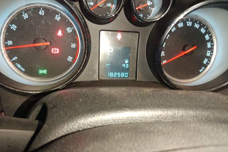 Used Buick Encore 2013 1.4T Automatic Two-Wheel Drive Leading Model Odometer Close Up