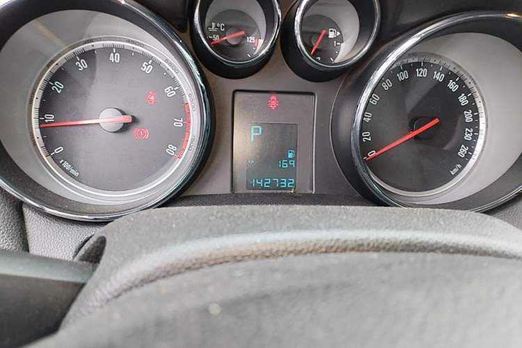 Used Buick Encore 2013 1.4T Automatic Two-Wheel Drive Elite Model Odometer Close Up
