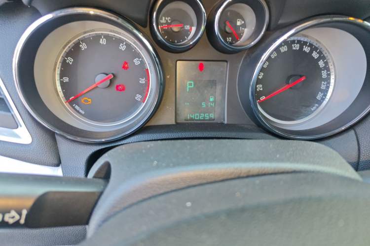 Used Buick Encore 2013 1.4T Automatic Two-Wheel Drive Elite Model Odometer Close Up