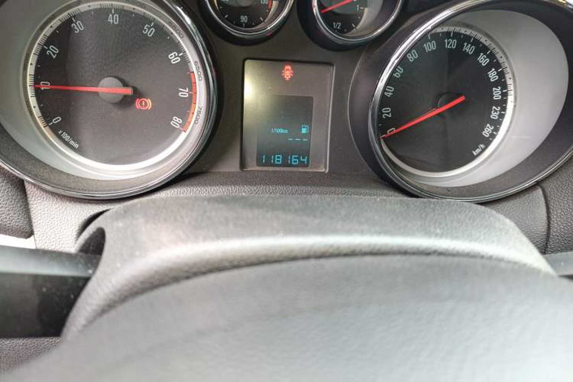Used Buick Encore 2013 1.4T Manual Two-Wheel Drive Entry Model Odometer Close Up