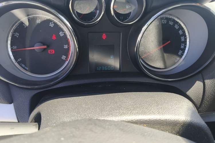 Used Buick Encore 2013 1.4T Manual Two-Wheel Drive Entry Model Odometer Close Up
