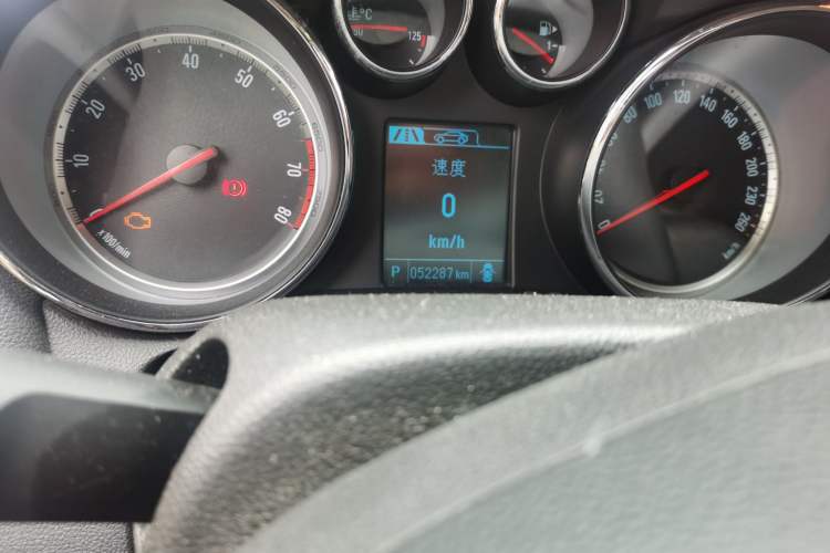 Used Buick Encore 2013 1.4T Automatic All-Wheel Drive Flagship Edition Odometer Close Up