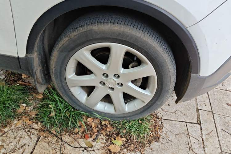 Used Buick Encore 2013 1.4T Automatic Two-Wheel Drive Leading Model Right Front Wheel Hub