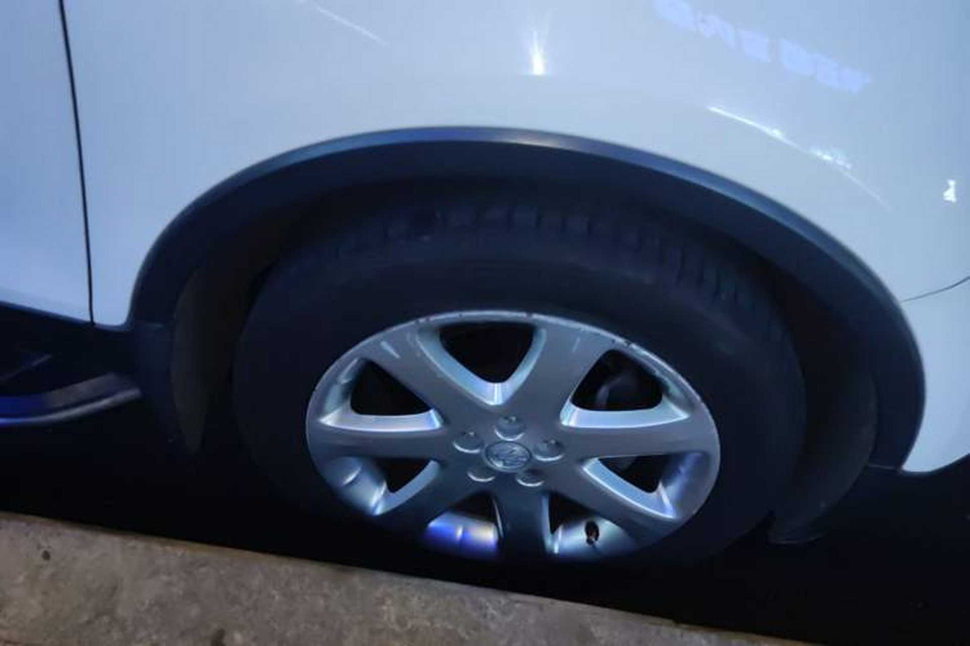 Used Buick Encore 2013 1.4T Automatic Two-Wheel Drive Leading Model Right Front Wheel Hub