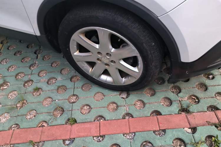 Used Buick Encore 2013 1.4T Automatic Two-Wheel Drive Leading Model Right Front Wheel Hub