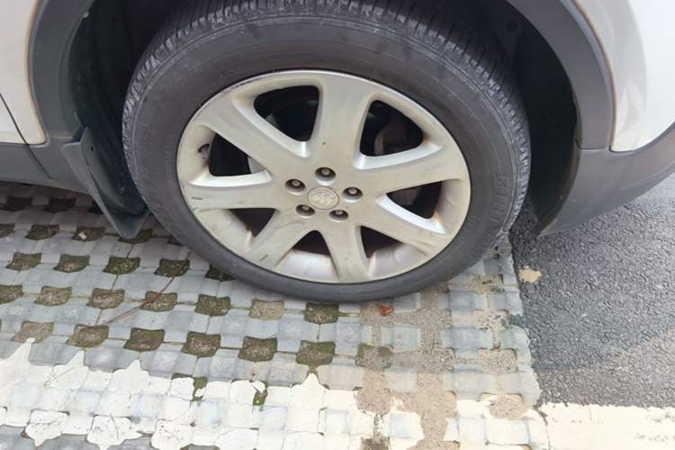 Used Buick Encore 2013 1.4T Automatic Two-Wheel Drive Leading Model Right Front Wheel Hub