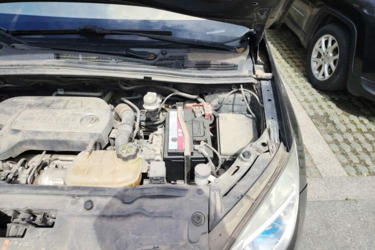 Used Buick Encore 2014 1.4T Manual Two-Wheel Drive Urban Sport Model Engine Bay Left