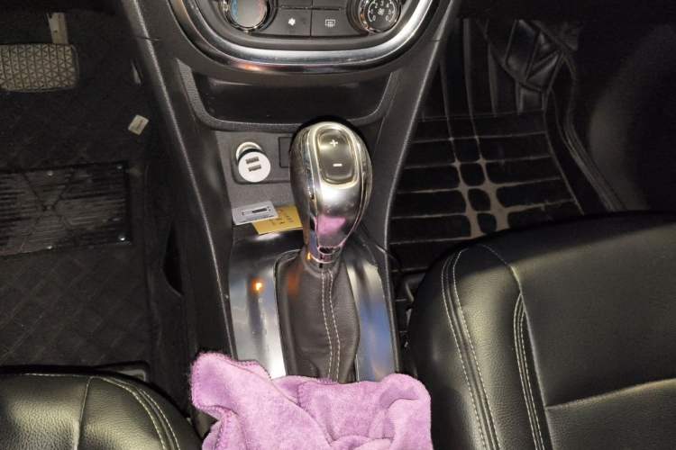 Used Buick Encore 2014 1.4T Automatic Two-Wheel Drive Urban Elite Model Gear Lever
