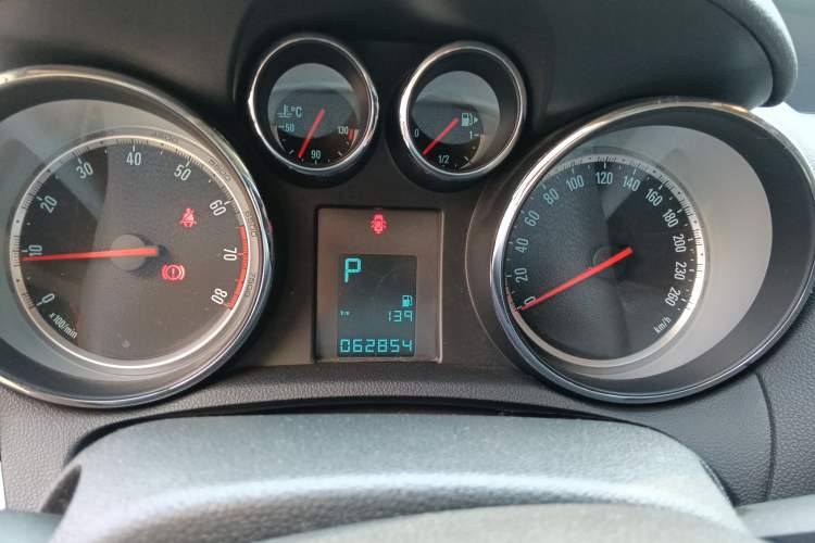 Used Buick Encore 2014 1.4T Automatic Two-Wheel Drive Urban Elite Model Instrument Cluster