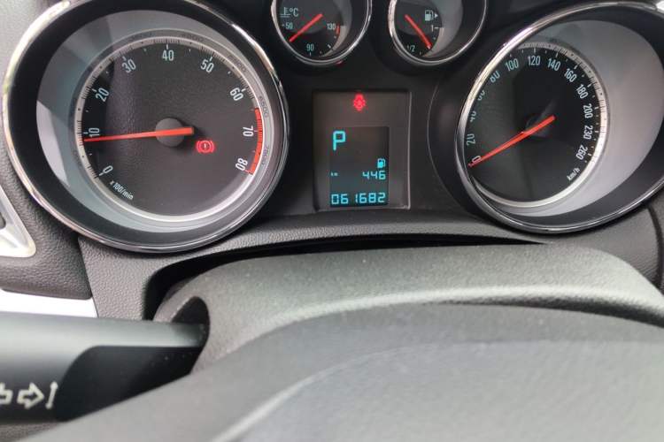 Used Buick Encore 2014 1.4T Automatic Two-Wheel Drive Urban Elite Model Odometer Close Up