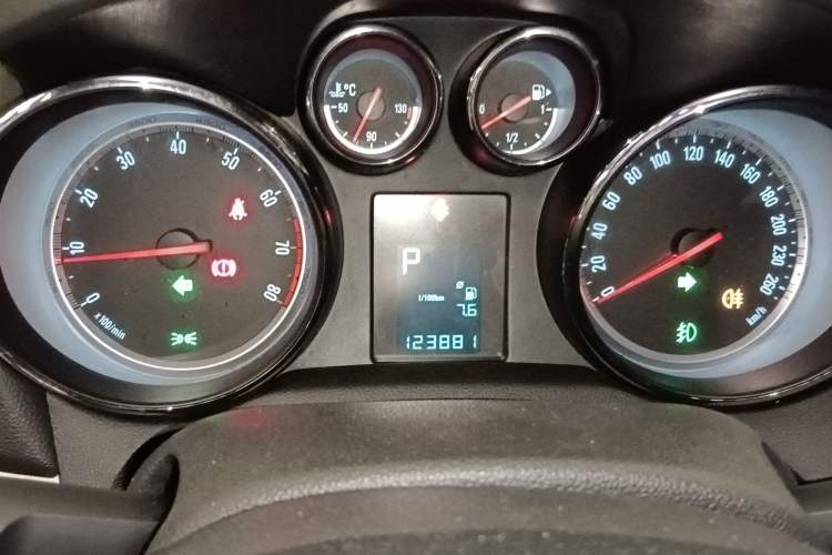 Used Buick Encore 2014 1.4T Automatic Two-Wheel Drive Urban Elite Model Instrument Cluster