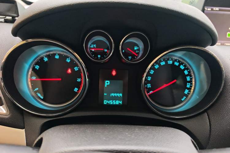 Used Buick Encore 2014 1.4T Automatic Two-Wheel Drive Urban Elite Model Instrument Cluster