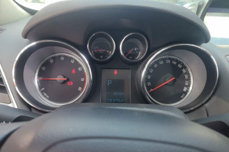 Used Buick Encore 2014 1.4T Automatic Two-Wheel Drive Urban Elite Model Instrument Cluster