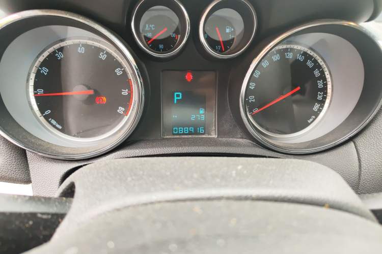 Used Buick Encore 2014 1.4T Automatic Two-Wheel Drive Urban Elite Model Odometer Close Up