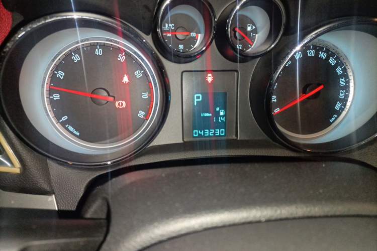 Used Buick Encore 2014 1.4T Automatic Two-Wheel Drive Urban Elite Model Odometer Close Up