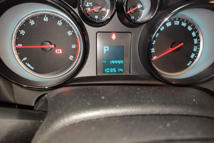 Used Buick Encore 2014 1.4T Automatic Two-Wheel Drive Urban Elite Model Odometer Close Up