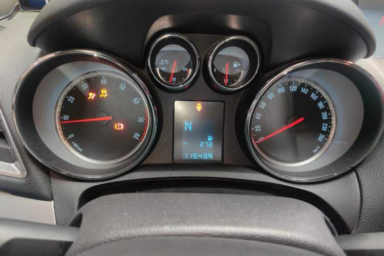 Used Buick Encore 2014 1.4T Automatic Two-Wheel Drive Urban Elite Model Odometer Close Up