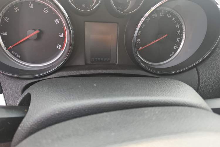 Used Buick Encore 2014 1.4T Automatic Two-Wheel Drive Urban Elite Model Odometer Close Up