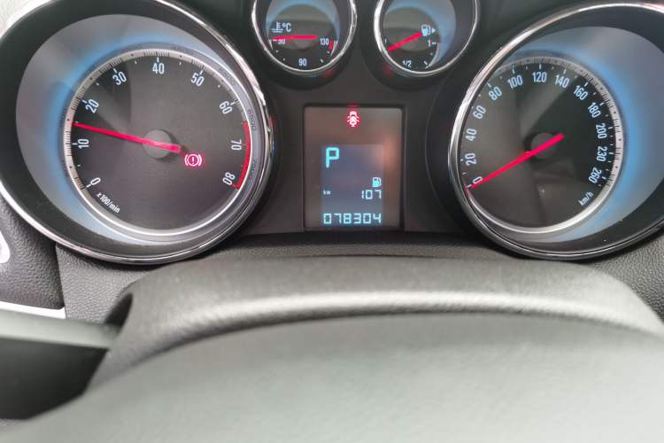 Used Buick Encore 2014 1.4T Automatic Two-Wheel Drive Urban Elite Model Odometer Close Up
