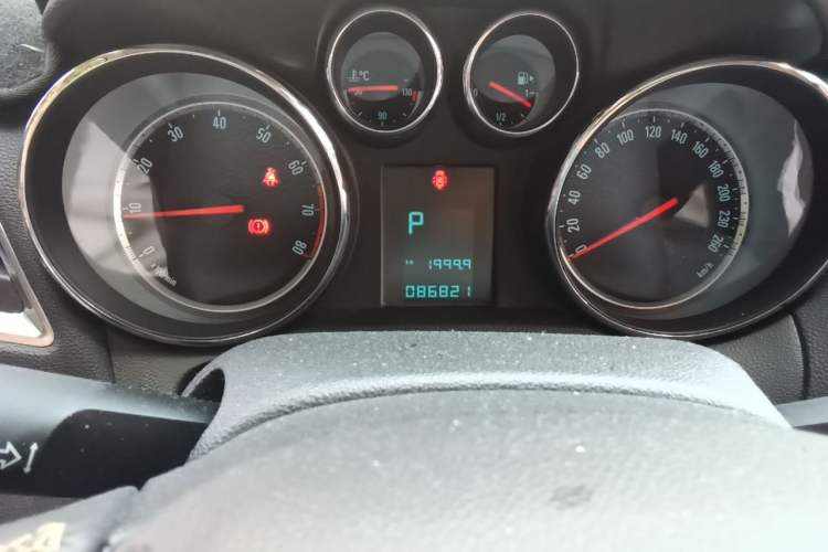 Used Buick Encore 2014 1.4T Automatic Two-Wheel Drive Urban Leading Model Odometer Close Up