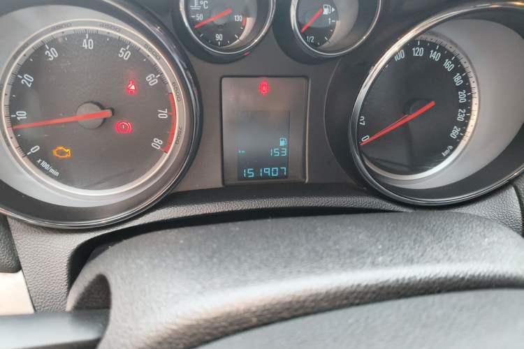 Used Buick Encore 2014 1.4T Manual Two-Wheel Drive Urban Advanced Model Odometer Close Up
