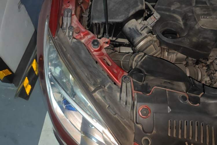 Used Buick Encore 2014 1.4T Automatic Two-Wheel Drive Urban Elite Model Engine Bay Right