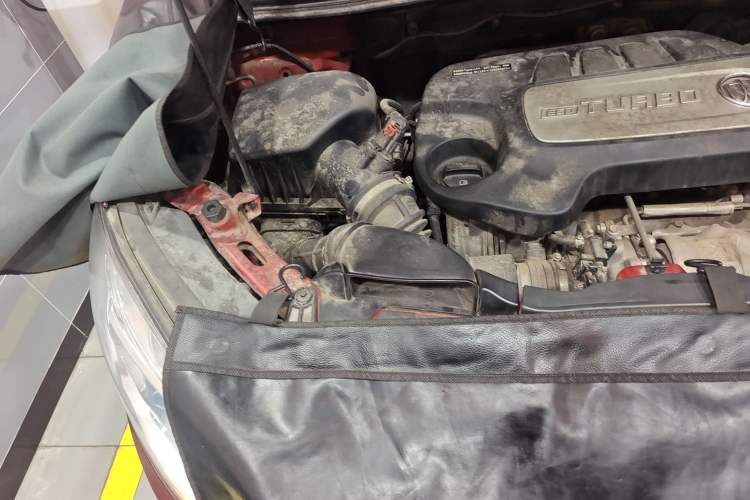 Used Buick Encore 2014 1.4T Automatic Two-Wheel Drive Urban Elite Model Engine Bay Right