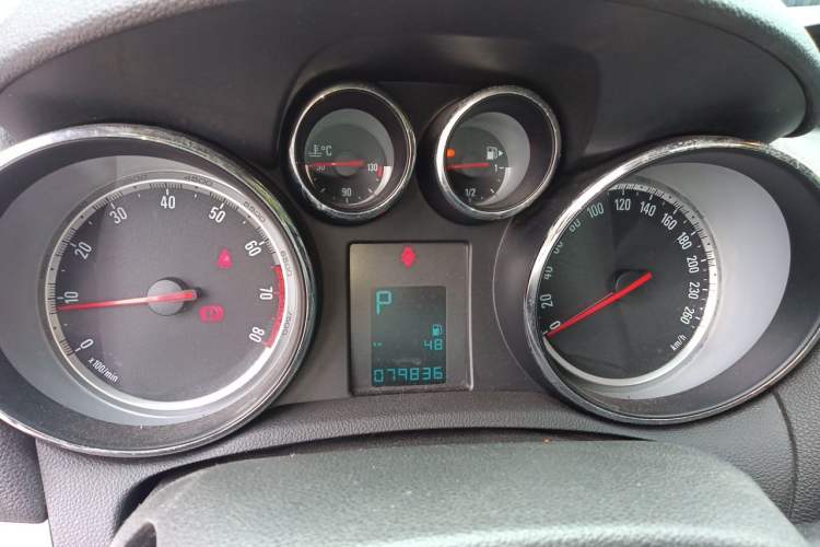 Used Buick Encore 2014 1.4T Automatic Two-Wheel Drive Urban Elite Model Instrument Cluster