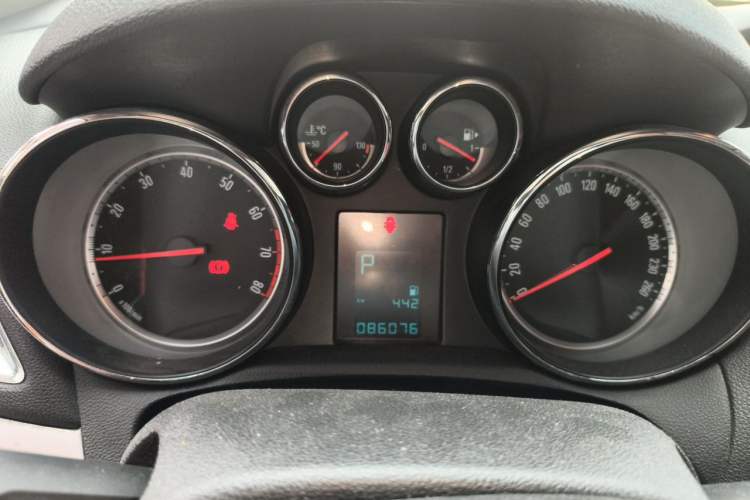 Used Buick Encore 2014 1.4T Automatic Two-Wheel Drive Urban Elite Model Instrument Cluster