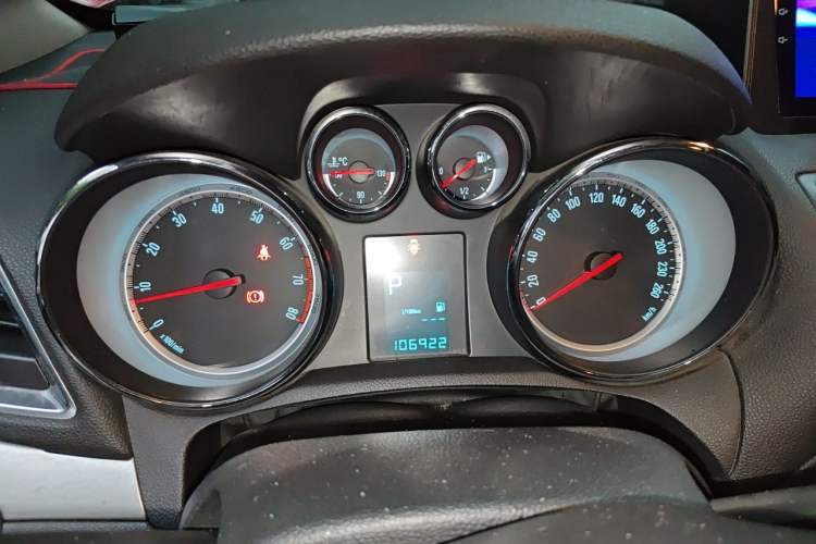 Used Buick Encore 2014 1.4T Automatic Two-Wheel Drive Urban Elite Model Instrument Cluster