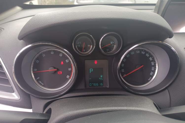 Used Buick Encore 2014 1.4T Automatic Two-Wheel Drive Urban Elite Model Instrument Cluster