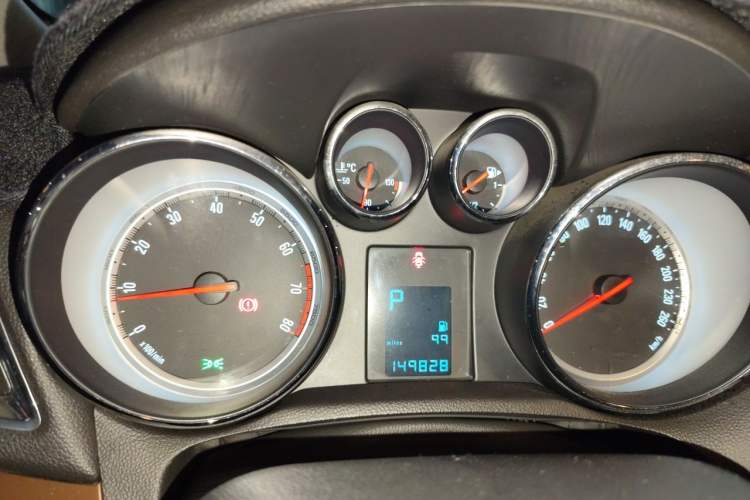 Used Buick Encore 2014 1.4T Automatic Two-Wheel Drive Urban Leading Model Instrument Cluster