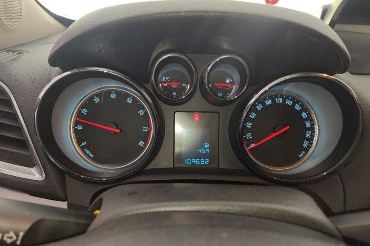 Used Buick Encore 2014 1.4T Automatic Two-Wheel Drive Urban Elite Model Instrument Cluster