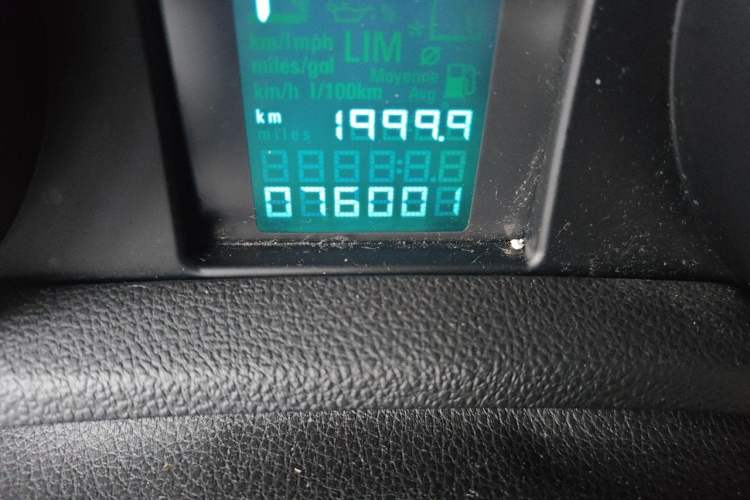 Used Buick Encore 2014 1.4T Automatic Two-Wheel Drive Urban Elite Model Odometer Close Up