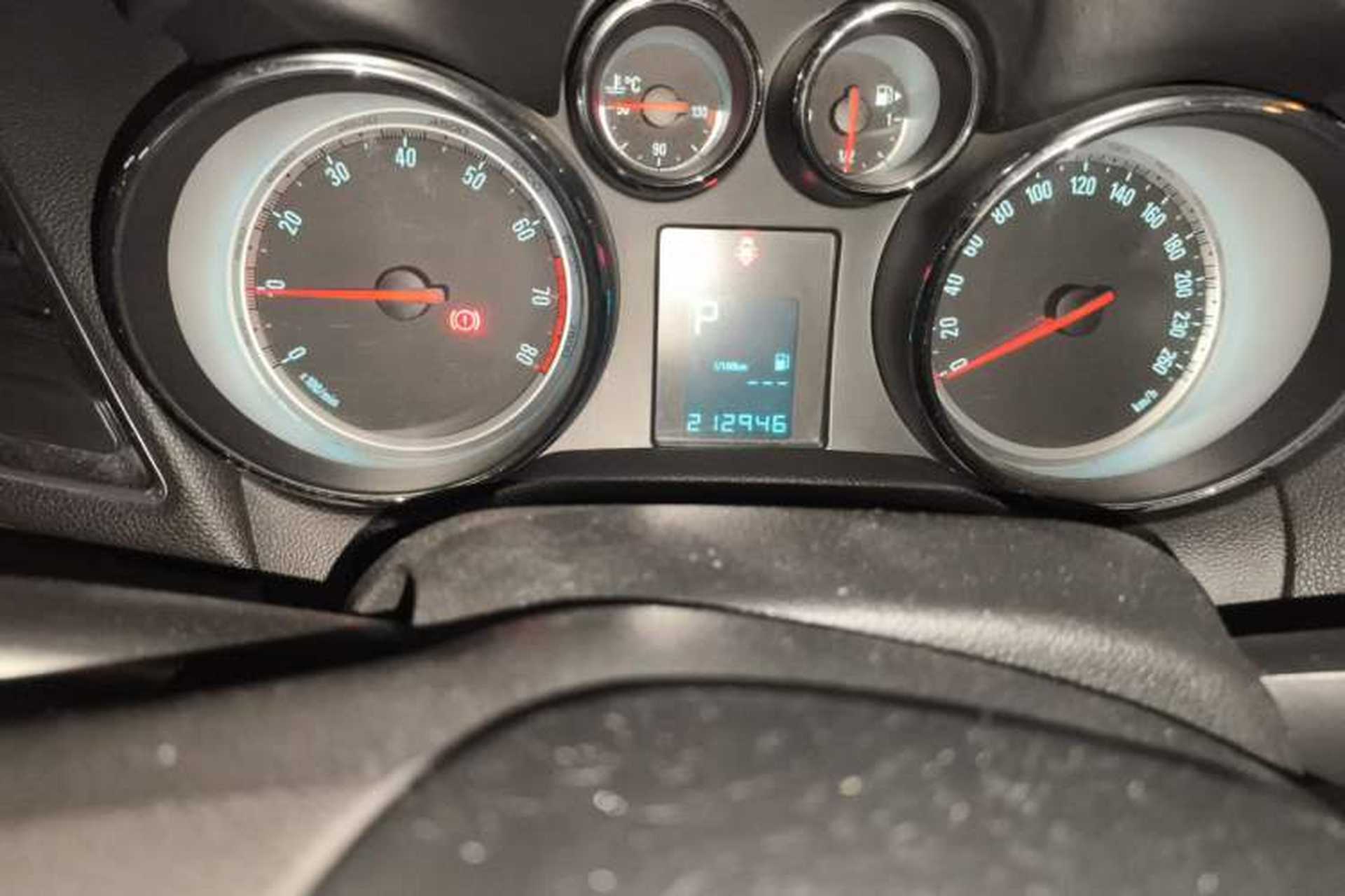 Used Buick Encore 2014 1.4T Automatic Two-Wheel Drive Urban Elite Model Odometer Close Up