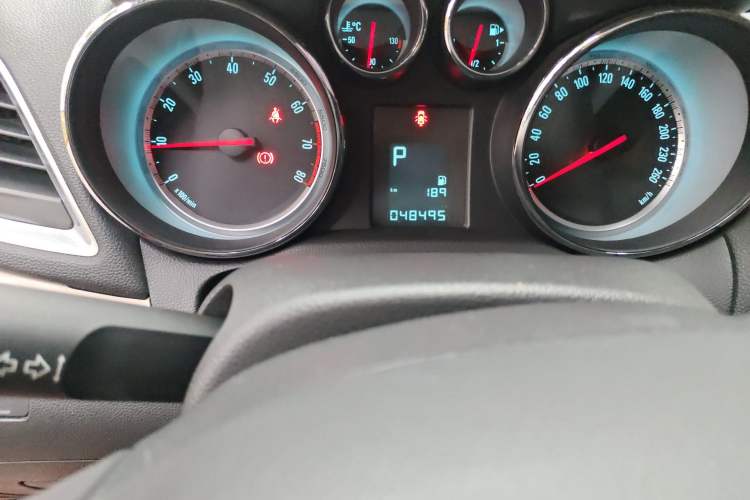 Used Buick Encore 2014 1.4T Automatic All-Wheel-Drive Flagship Edition Odometer Close Up