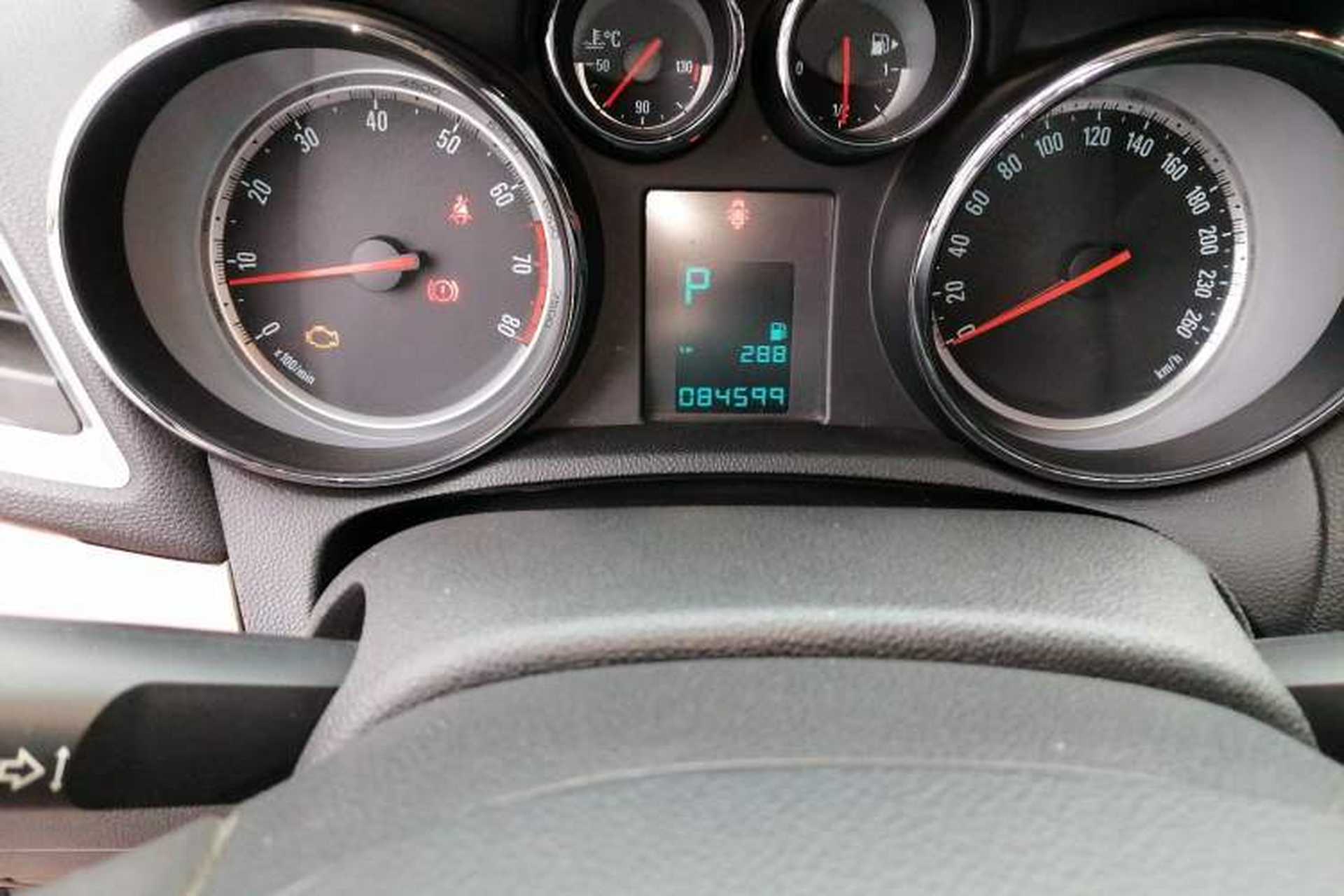 Used Buick Encore 2014 1.4T Automatic Two-Wheel Drive Urban Leading Model Odometer Close Up