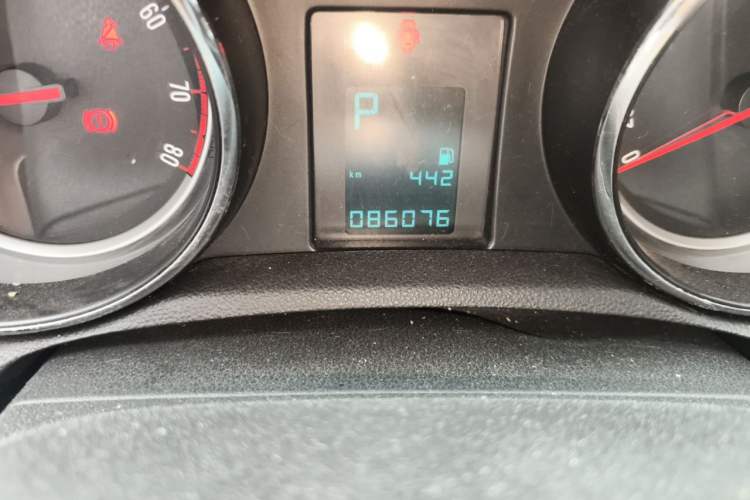 Used Buick Encore 2014 1.4T Automatic Two-Wheel Drive Urban Elite Model Odometer Close Up