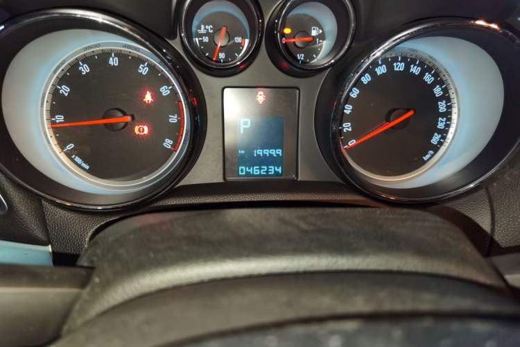 Used Buick Encore 2014 1.4T Automatic Two-Wheel Drive Urban Elite Model Odometer Close Up